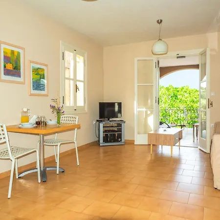 Leeward At Captains Apartmán *